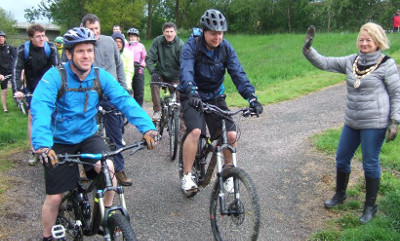 Triathlon Mayor sends off cyclists